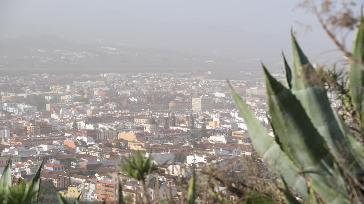 La calima cubre este martes la ciudad de La Laguna (Tenerife), durante la prealerta declarada por la Dirección General de Emergencias del Gobierno de Canarias. EFE/Alberto Valdés