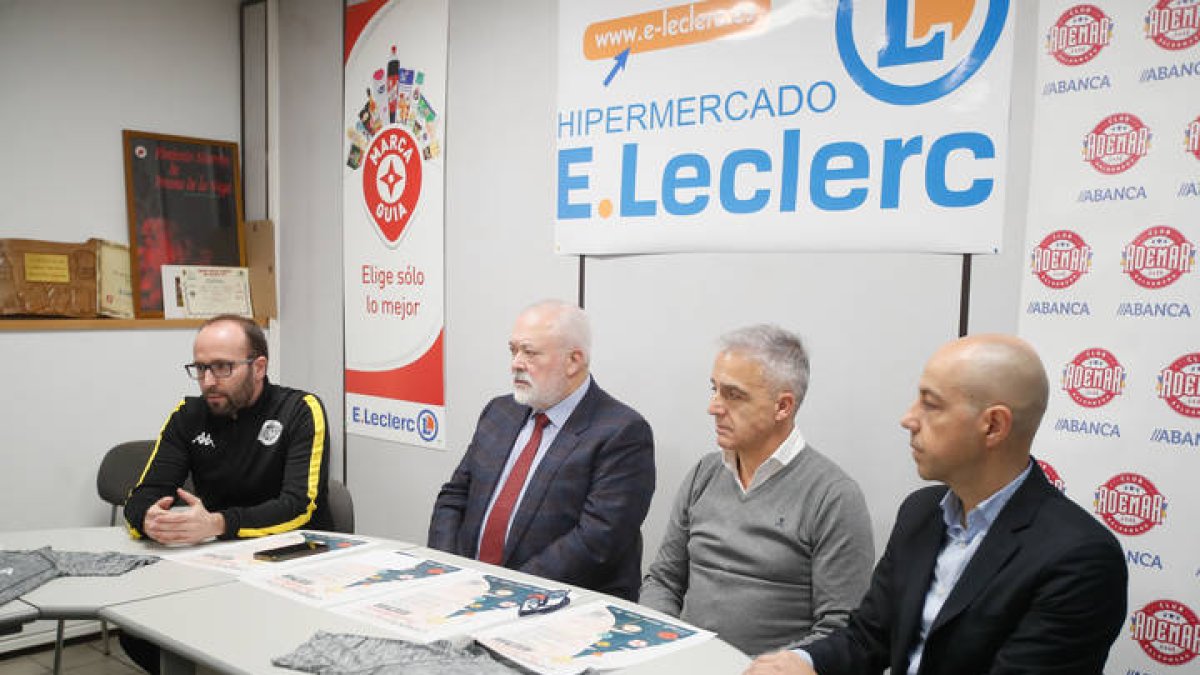 Presentación del Campus de Navidad del Ademar en E.Leclerc