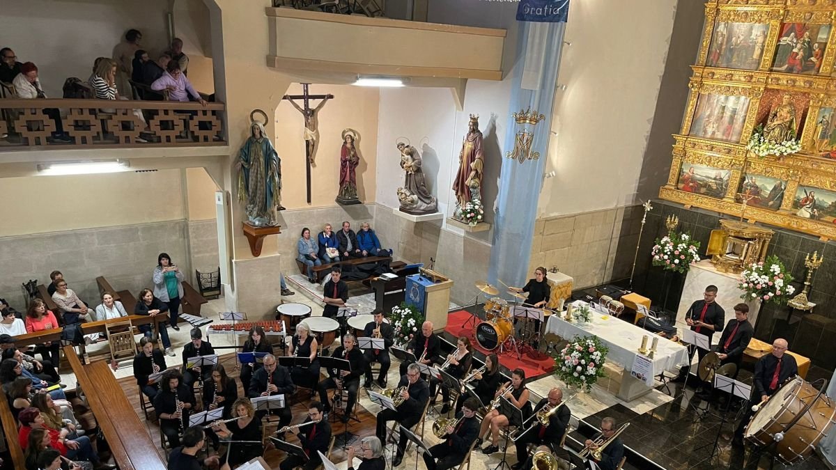 Actuación de la banda en la iglesia de Cistierna.  (CAMPOS)
