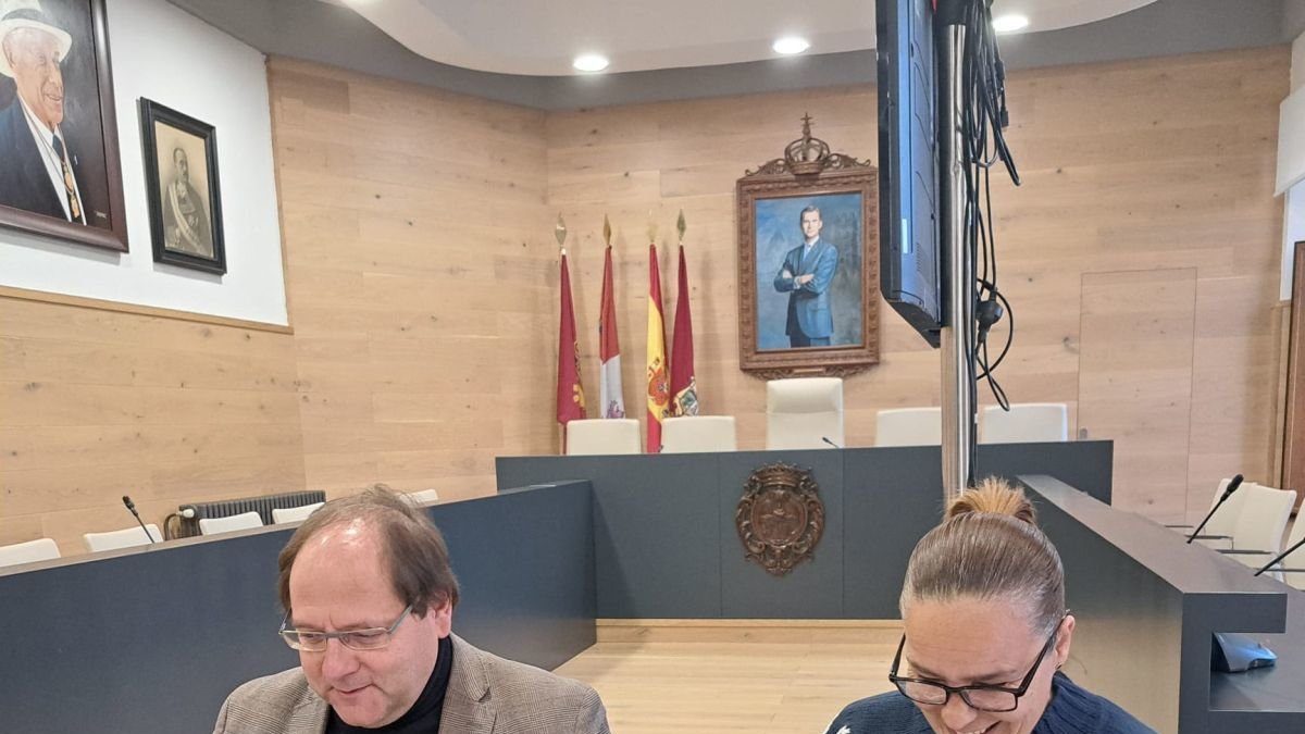 Javier Carrera y Carmen Macho, en un momento de la rueda de prensa. dl