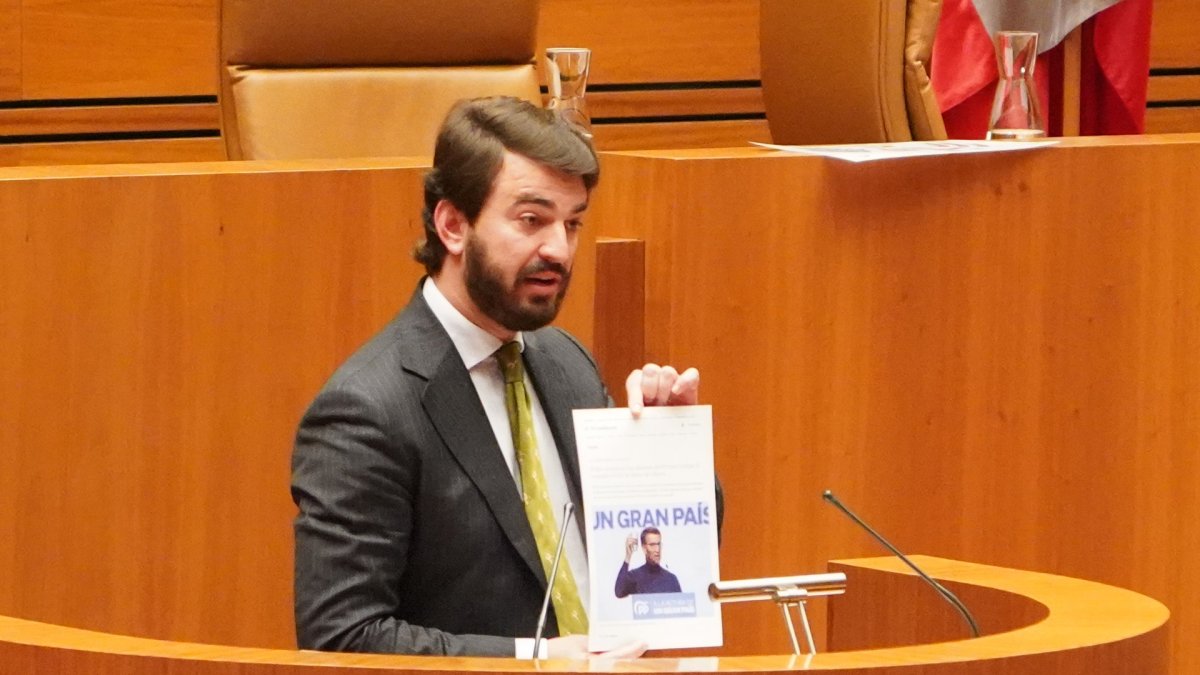 El portavoz del Grupo de Vox, Juan García-Gallardo, durante su intervención en el Pleno de las Cortes de Castilla y León