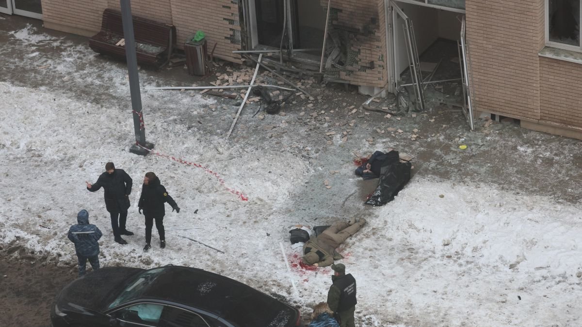 Los dos cadáveres, tirados ayer en la nieve en una calle de Moscú. YURI KOCHETKOV