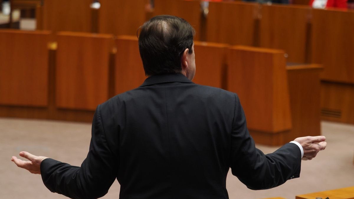 Mañueco interviene en el pleno de las Cortes de Castilla y León, ayer. R. García