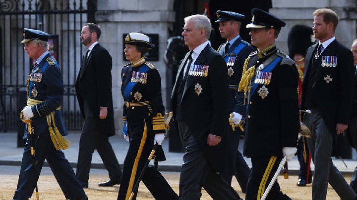 Imagen de archivo, fechada en Londres el 14 de septiembre de 2022, del rey Carlos III de Gran Bretaña (izquierda), con la princesa Ana; el príncipe Andrés y el príncipe Eduardo.