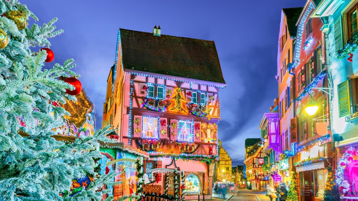 Mercado navideño alsaciano en Colmar (Francia).