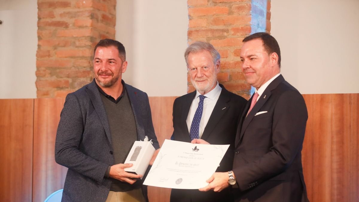 Carlos Mirapeix recibe el galardón del presidente y director general de Fundos. ÁNGELOPEZ