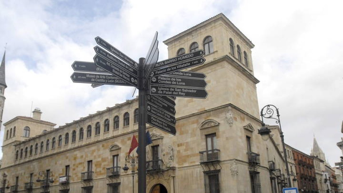 Exterior del Palacio de los Guzmanes, sede de la Diputación de León.