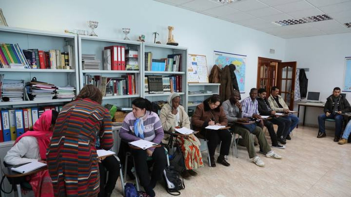 Sumar pide ampliar la regularización de inmigrantes