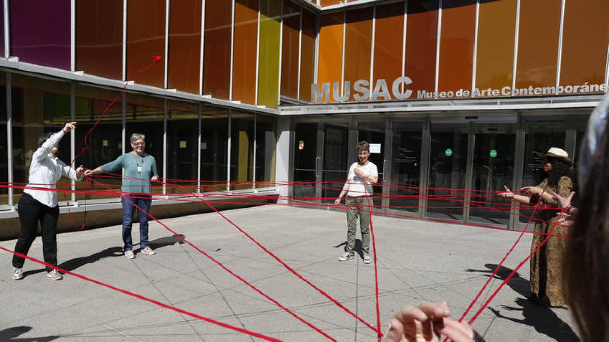 Cuidadoras no profesionales en una foto de archivo frente al Musac.