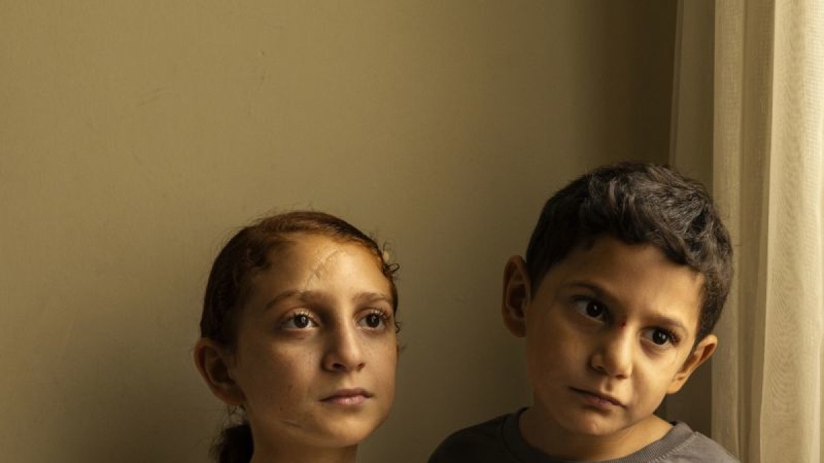 Una niña y un niño de Israel retratados por una fotógrafa palestina. Abu Elouf / New York Times)