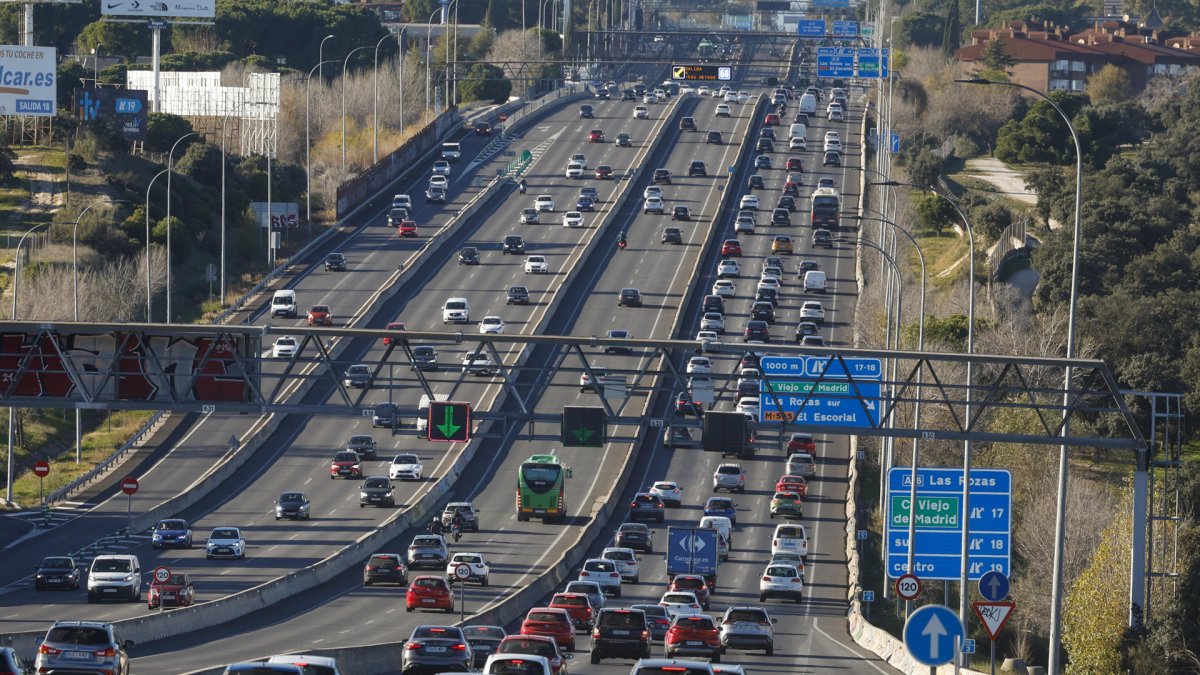 Archivo del tráfico en diciembre de 2023 en la A-6, a la altura de Las Rozas de Madrid. EFE/ Juan Carlos Hidalgo