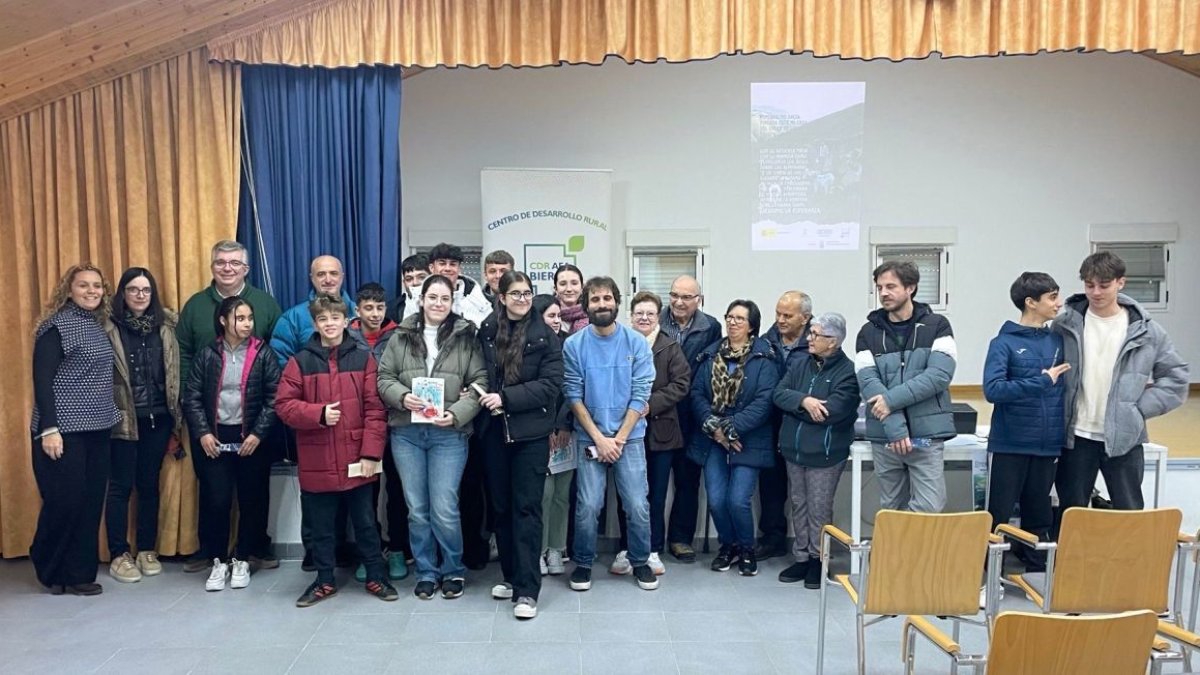 Participantes en el acto celebrado en el consistorio de Puente. DL