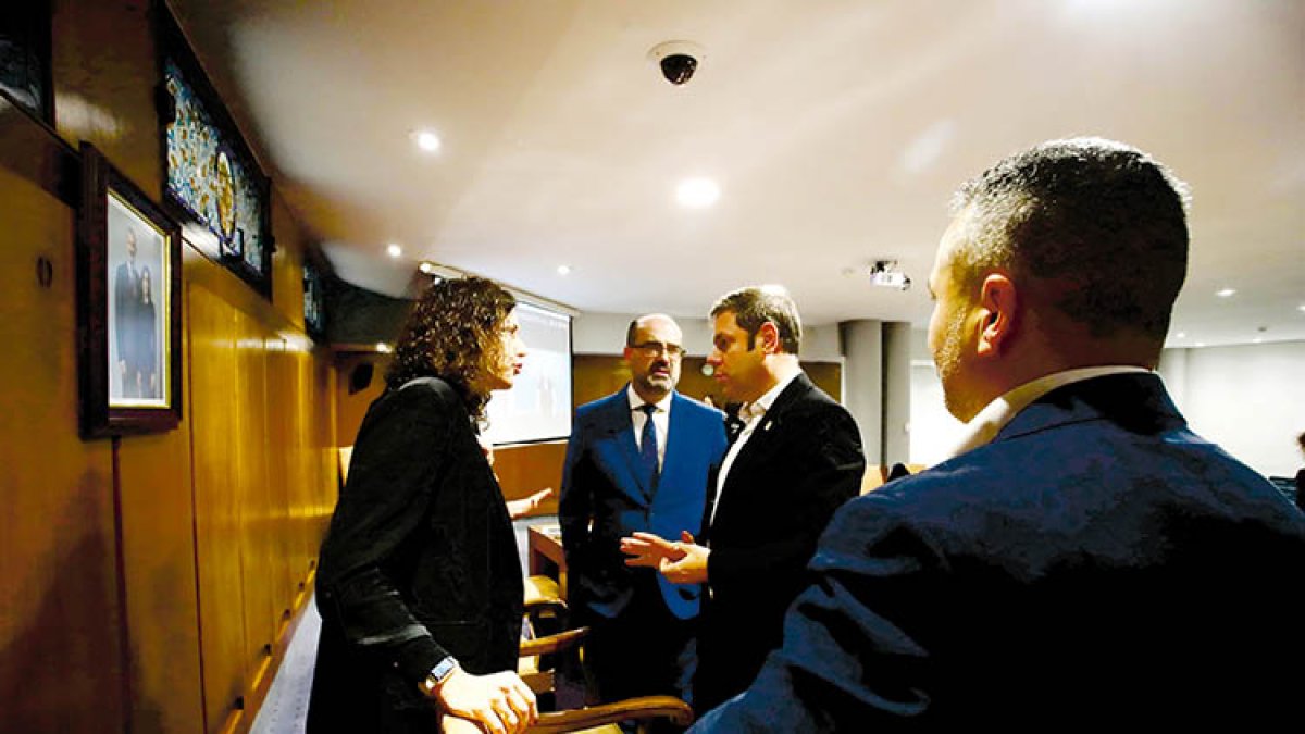 El alcalde Morala, su edil Lidia Coca y sus socios de gobierno de Coalición por El Bierzo minutos antes de iniciarse el pleno.