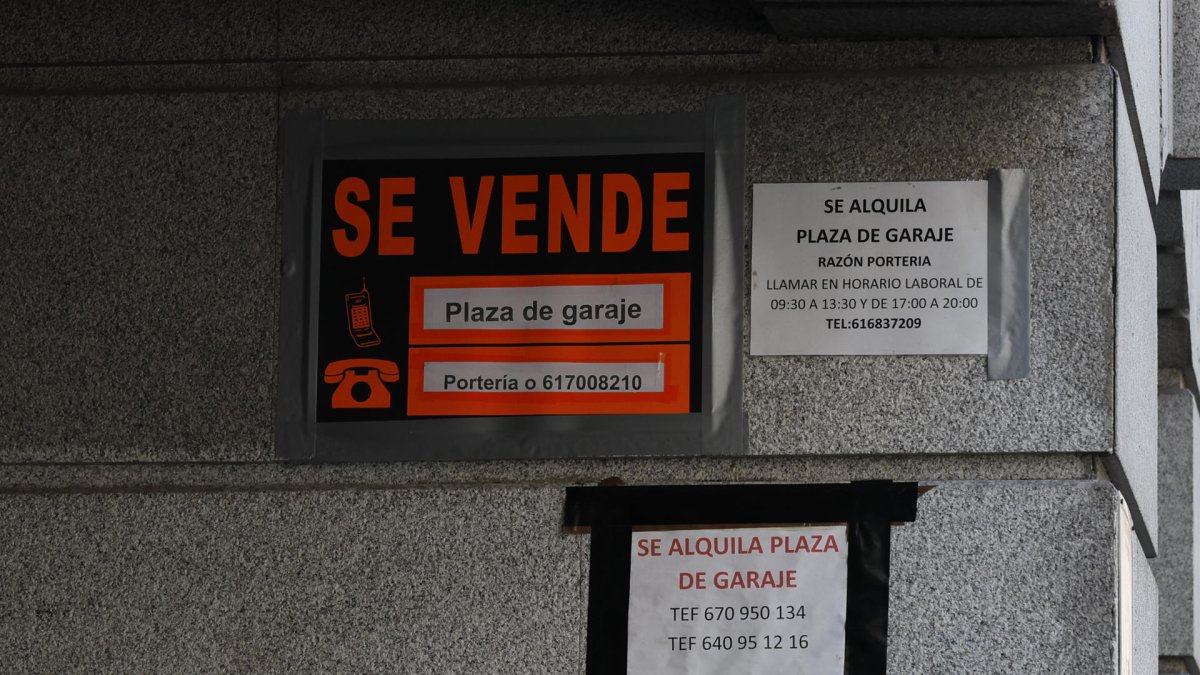 Imagen de archivo de un cartel de venta de una vivienda en Madrid. EFE/J.J.Guillen