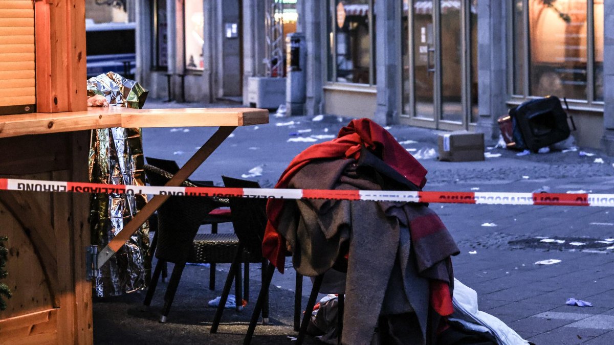 Imagen del cordón policial tras el atropello masivo que causó al menos cuatro muertos y 200 heridos en un mercadillo navideño en Magdeburgo. (Alemania, Magdeburgo) EFE/EPA/FILIP SINGER