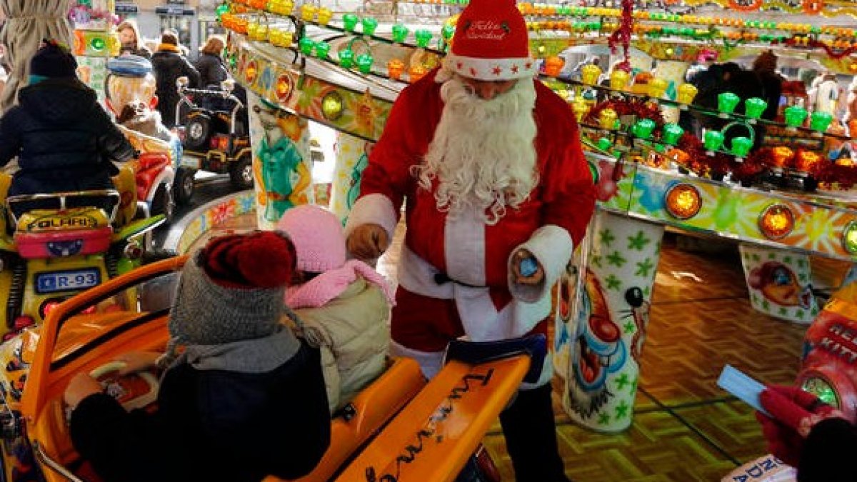 Varios niños disfrutan de unas atracciones navideñas.