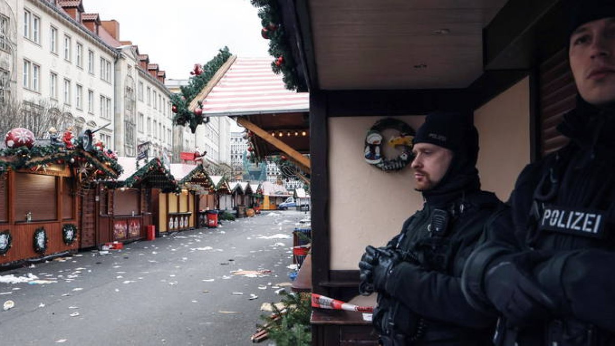 Agentes de la policía custodian el lugar de los hechos.