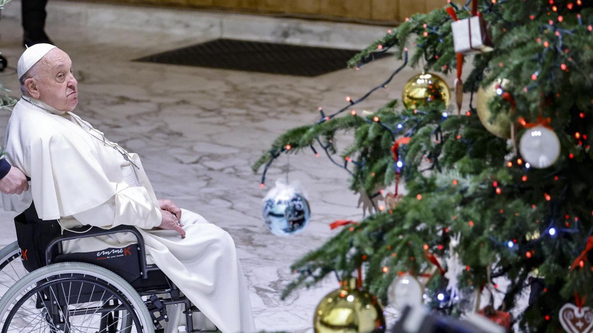 El papa Francisco delante de un árbol de Navidad durante la audiencia con los empleados del Vaticano en el salón Pablo VI. EFE/EPA/FABIO FRUSTACI