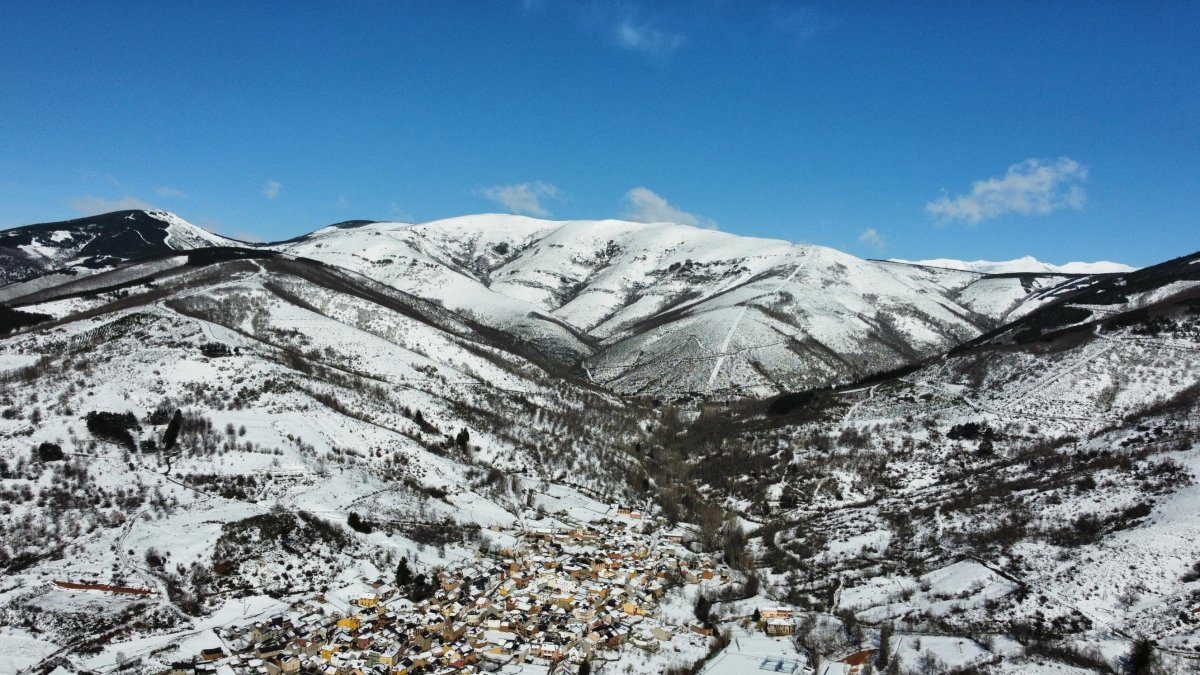 La Sierra de Gistredo, con el pueblo de Quintana de Fuseros en primer término.
