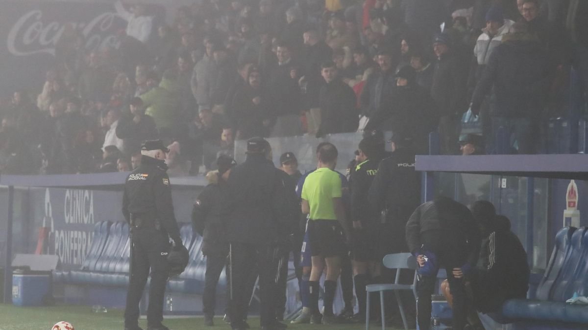 Momento en el que el árbitro valora la suspensión por niebla. AFB