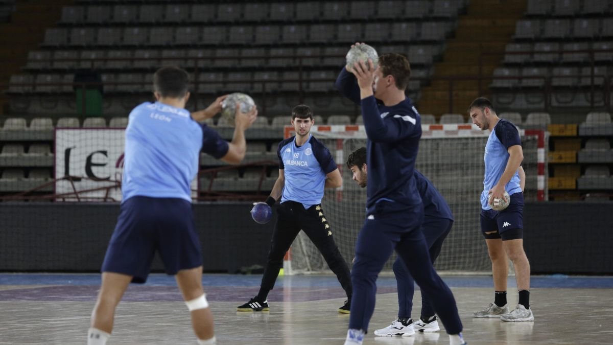 El Abanca Ademar, en un entrenamiento en el Palacio, espera sumar en el mismo escenario un vital triunfo frente al Logroño. f. OTERO