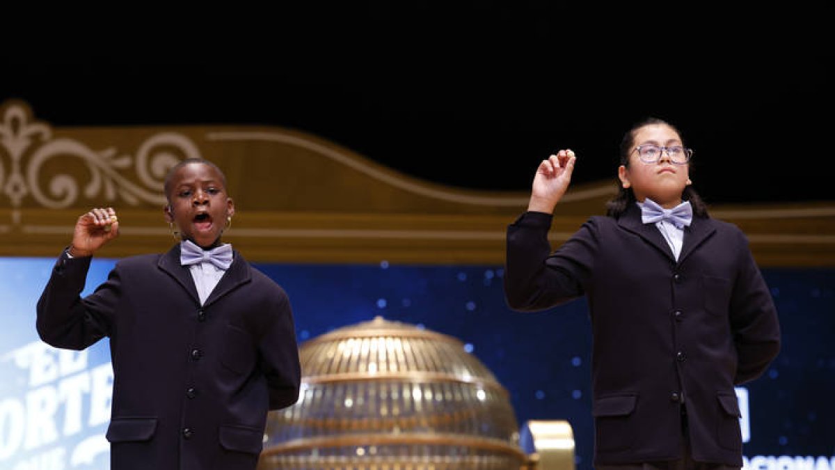 Varias liras con las bolas de los números y sus correspondientes premios durante el sorteo de la Lotería de Navidad.