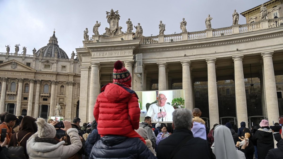 Feligreses siguen en la plaza de San Pedro el rezo del ángelus del papa Francisco. EFE/EPA/Riccardo Antimiani