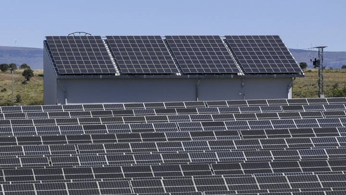 Imagen de una zona industrial de placas solares. javier cebollada