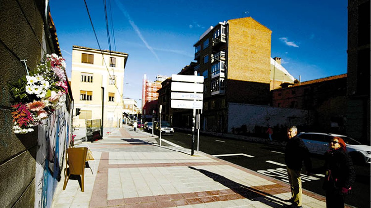 Un ramo de flores bajo la plaza que recuerda a Cortizo en Ramón y Cajal.