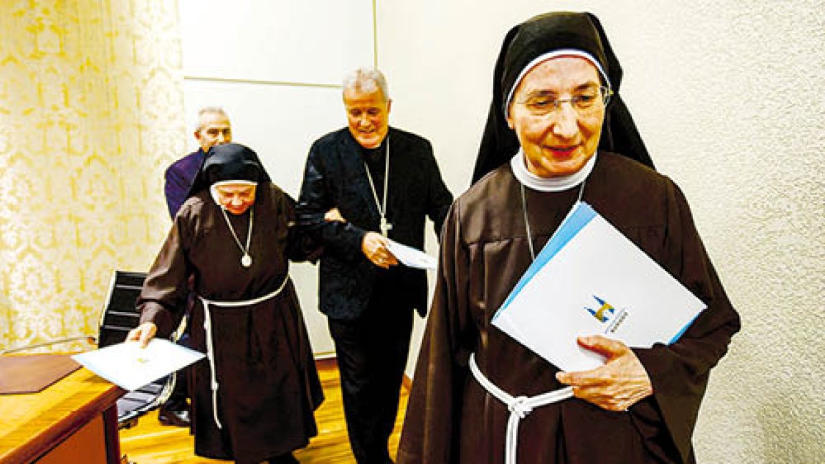 El arzobispo demandado por las Clarisas con monjas fieles en el inicio del conflicto.