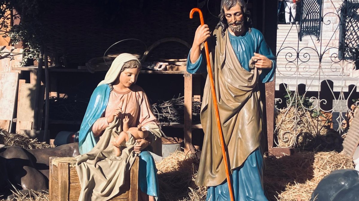 Belén de Botines con el niño Jesús decapitado.