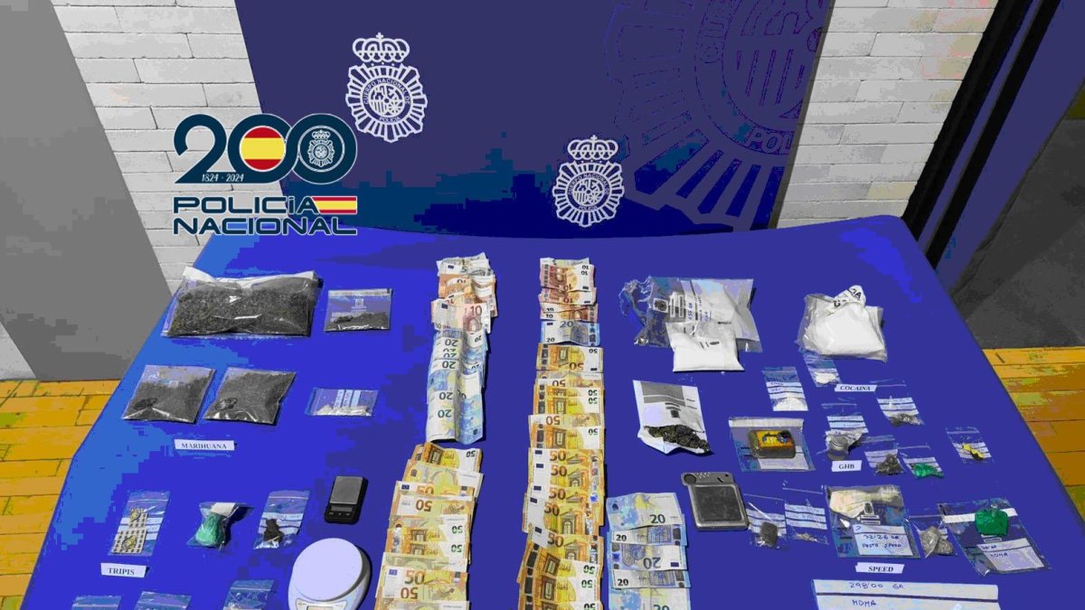 Droga y material intervenido por la Policía Nacional.