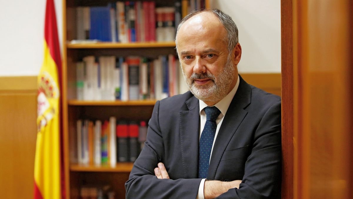 Pablo Arraiza, titular del Juzgado de lo Mercantil de León, en su despacho. fernando otero