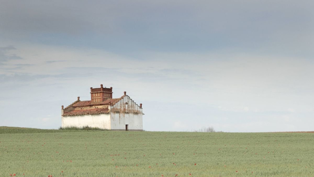 Palomar de Fáfilas con paisaje primaveral elegido para la portada del segundo tomo. IRMA BASARTE / JOSÉ B. RUIZ