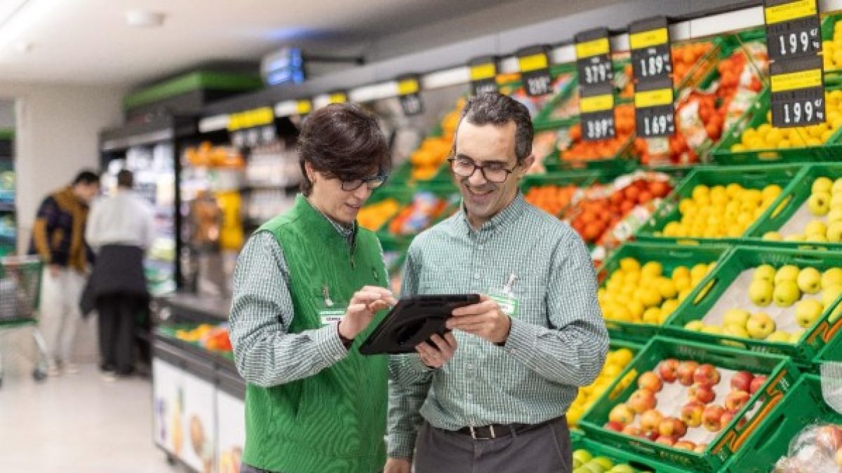 Tabajadores de Mercadona, en la sección de fruta y verdura.