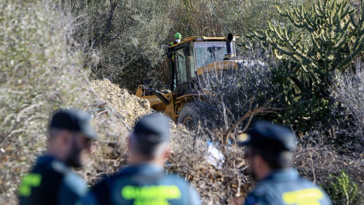 La Guardia Civil investiga el hallazgo de un cadáver bajo unos escombros dentro de un pozo en la localidad alicantina de Villajoyosa. EFE/Morell