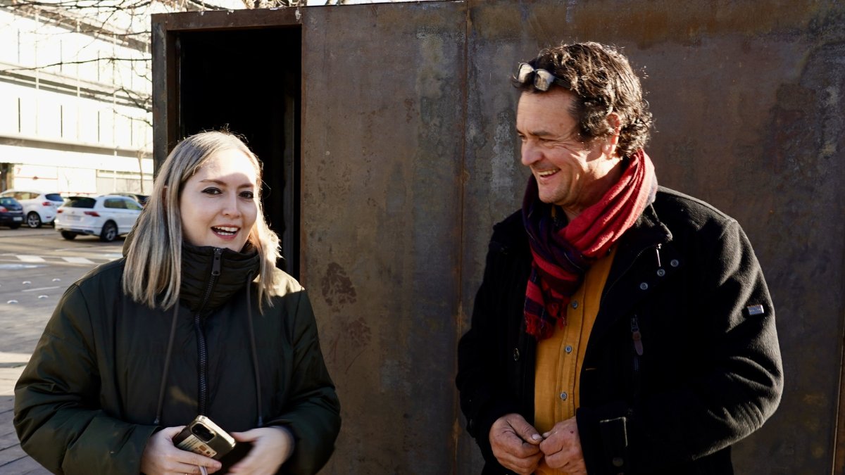 El Festival Internacional Vive la Magia presenta la escultura ‘Viaje al centro de la tierra’, del artista Amancio González, que participa en el acto junto a la concejala de Comercio, Consumo y Fiestas, Camino Orejas