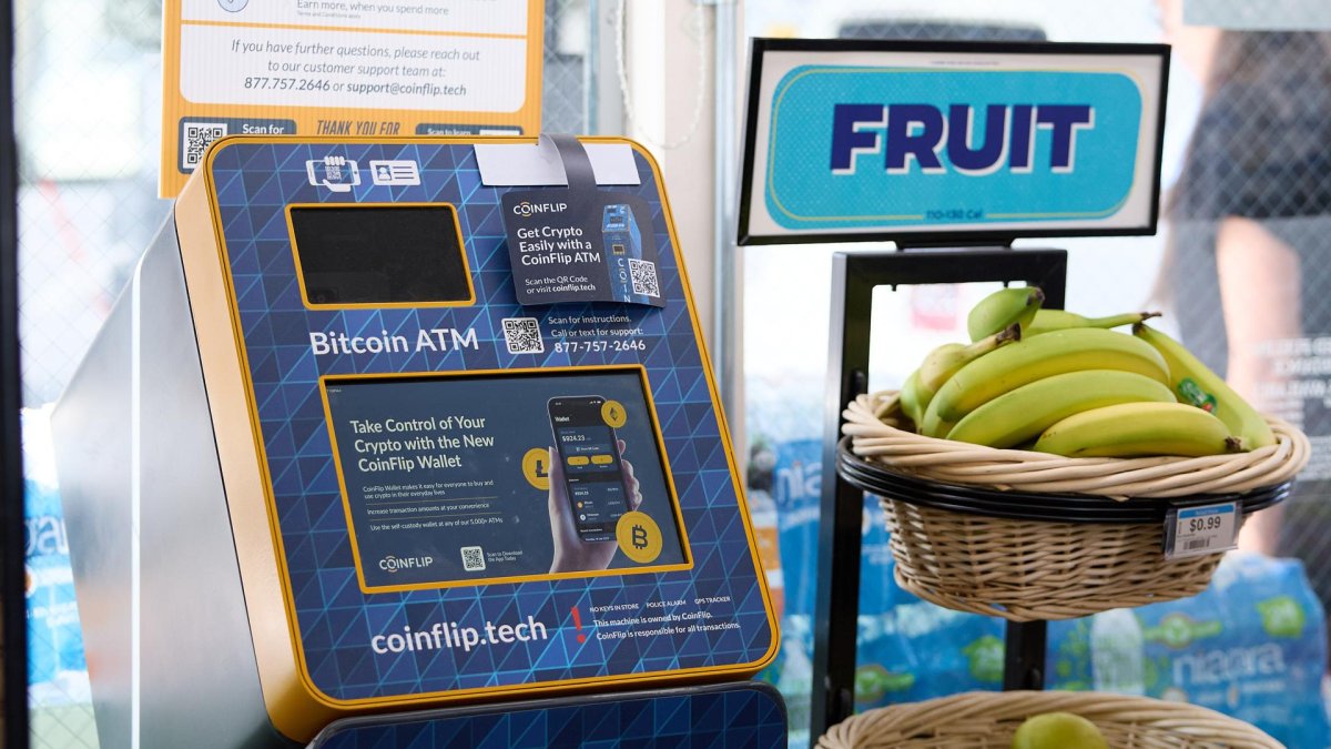 Imagen de archivo de una máquina de bitcoin en una gasolinera de Los Ángeles (EE:UU.). EFE/EPA/ALLISON DINNER
