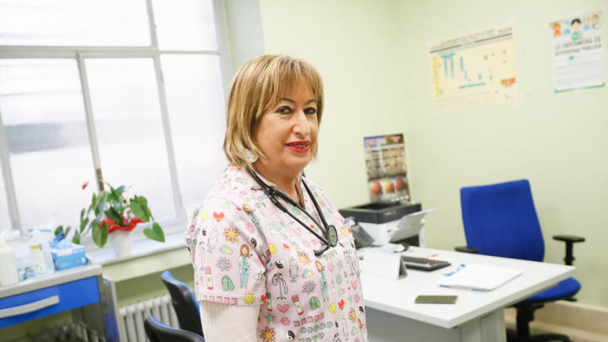 Carmen de la Fuente, en la consulta que deja tras una vida dedicada a la enfermería.