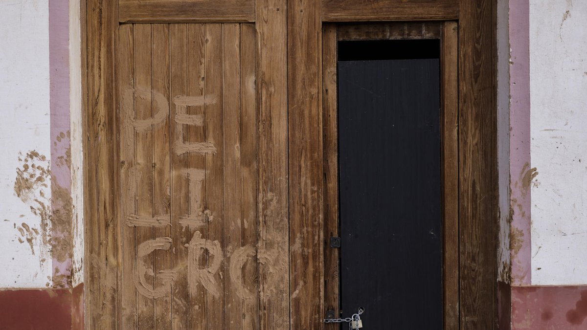 Puerta marcada con barro en Picanya, Valencia, este jueves. EFE/ Kai Forsterling