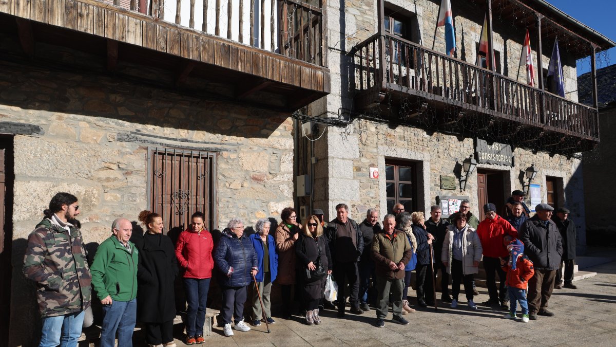 Un grupo de vecinos se ha concentrado en la plaza del Ayuntamiento de Molinaseca.