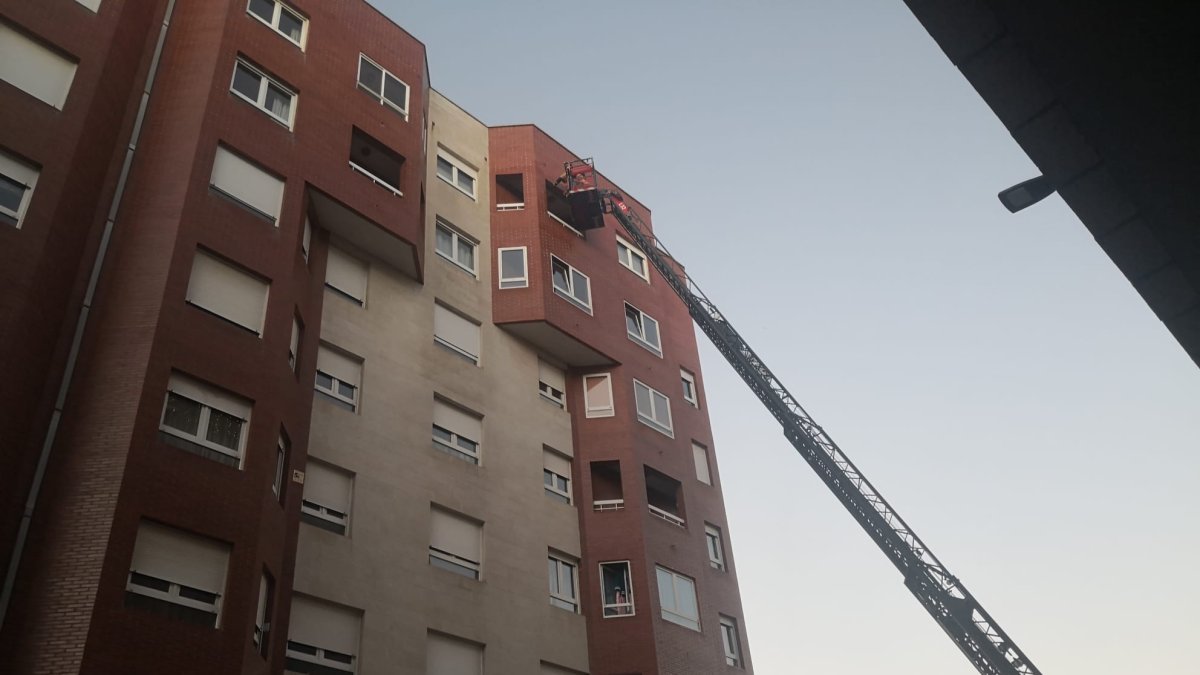 Un momento de la actuación de los bomberos.