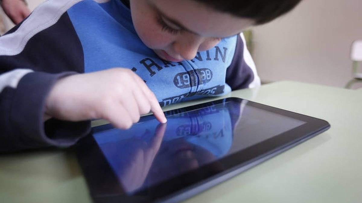 Un niño con una tablet en una foto de archivo. JESÚS F. SALVADORES