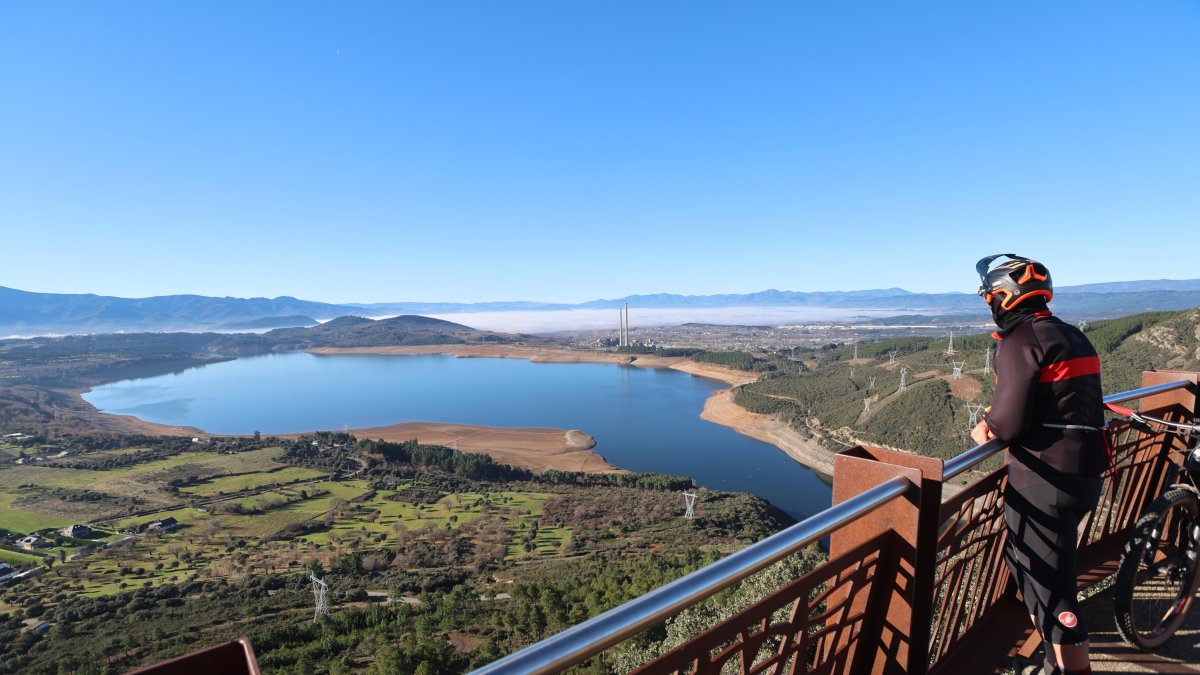 Vista del pantano de Bárcena desde el mirador de la Virgen de la Peña.