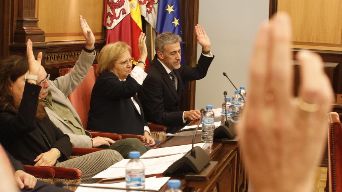 Carmelo Alonso vota tras explicar su propuesta de subida de la tasa de basuras.