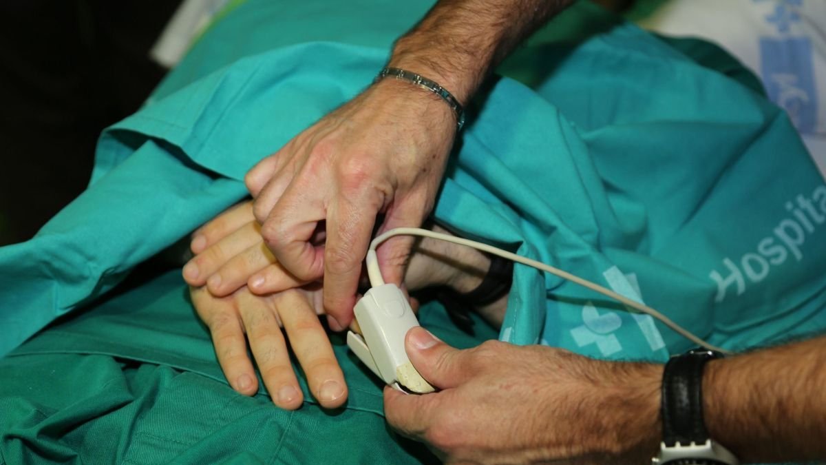 Un paciente se somete a un control de oxígeno en sangre. secundino pérez