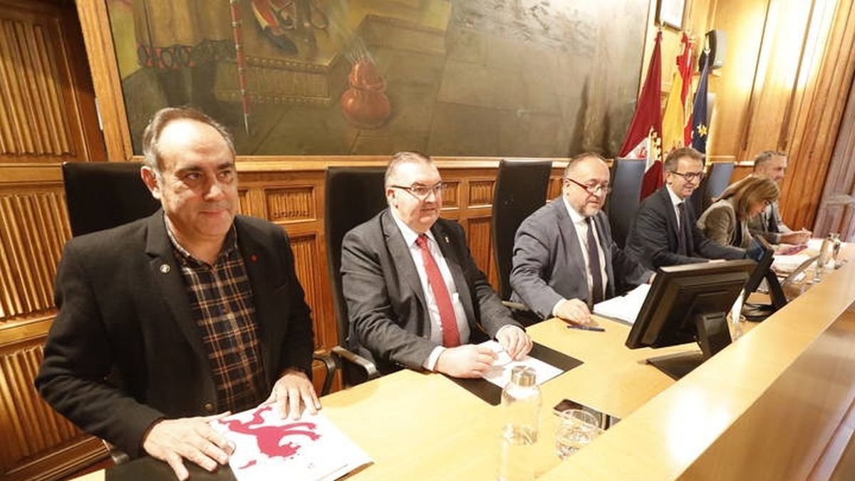 Un momento del pleno celebrado este viernes en el palacio de los Guzmanes. RAmiro