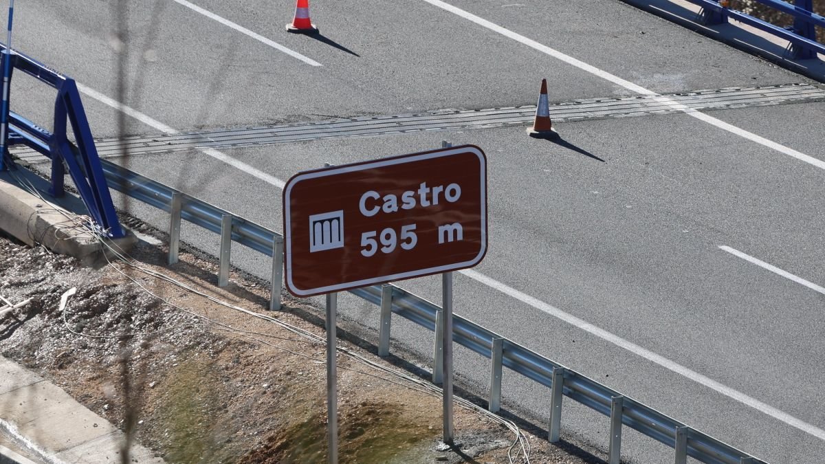 Operarios trabajan en los últimos detalles de las obras de señalización y seguridad, este viernes por la mañana. L. de lA MATA (Cartel del nuevo viaducto, colocado estos días. l. de la mata)