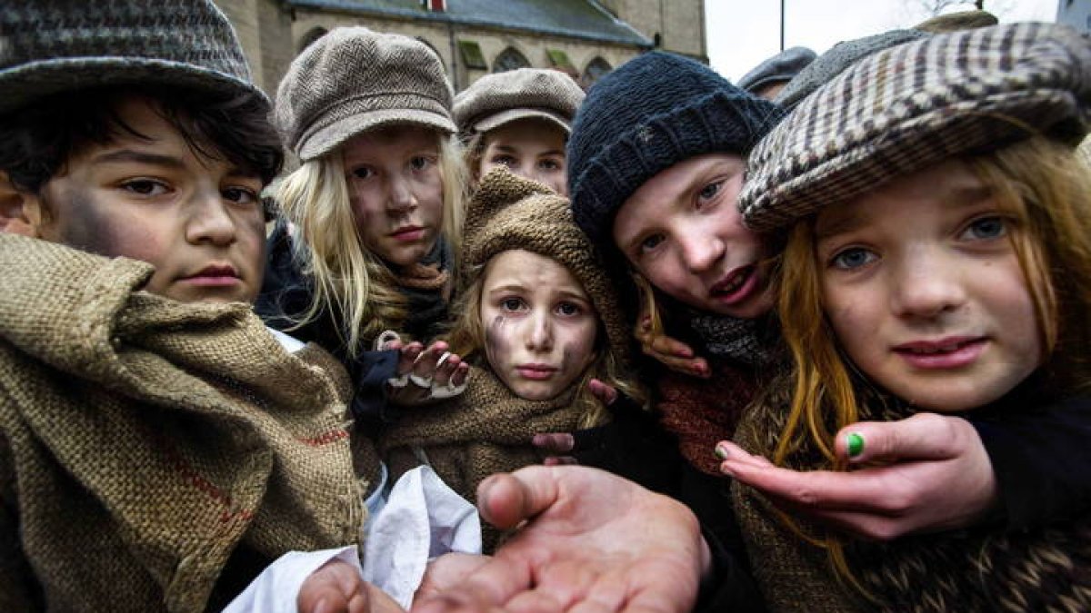 Niños caracterizados de personajes de cuentos de Charles Dickens. EFE/EPA/VINCENT JANNINK