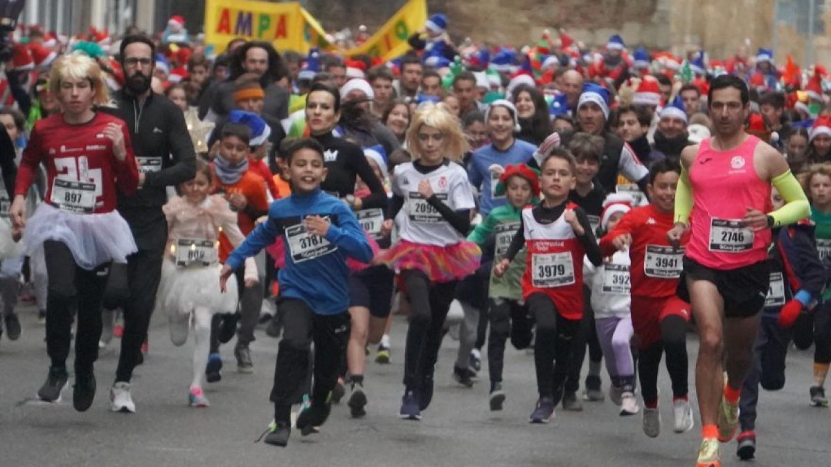 La San Silvestre de León cumple 27 ediciones y lo hace por todo lo grande con más de 7.700 protagonistas disfrutando del atletismo por las calles de la ciudad. J. NOTARIO